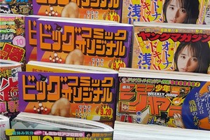 他在日本旅遊看到便利商店擺放的「十九禁雜誌封面」心想太開放了吧，結果好奇拉起來一看...完整圖讓網友笑瘋！