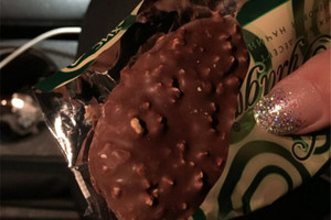 網友打開一包巧克力餅乾正準備吃，但是當她不經意看到餅乾背面的東西時嚇得立刻尖叫！