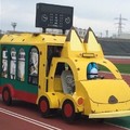 加帕里巴士車速太慢！日本勞動節遊行惊現人力推車