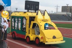 加帕里巴士車速太慢！日本勞動節遊行惊現人力推車