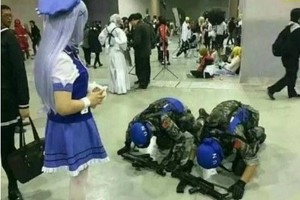 真丟人退圈吧！COSER穿維和軍裝下跪遭批判
