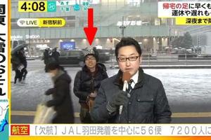 日本亂入新聞的奇怪男子，不管鏡頭怎麼閃他都有辦法入鏡！