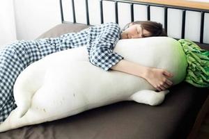 槽點多！日本推出性感蘿蔔抱枕引發關注