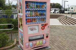 香川觀音寺市《結城友奈是勇者自動販賣機》許多動漫迷為了一睹販賣機風采跑來朝聖