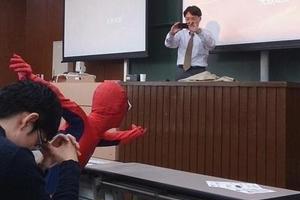 日本京都大學有一小哥化身蜘蛛人去上課！這樣真的可以嗎