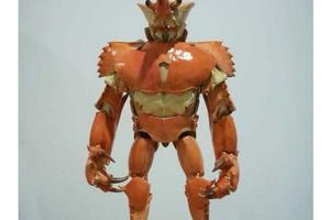 日本網友硬把吃完的螃蟹殼拼成了機器人模型！動手能力太強了