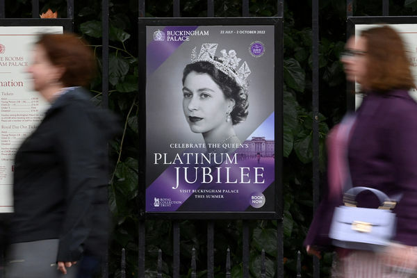 ▲▼白金漢宮外的一張「英國女王伊莉莎白二世」海報。（圖／路透）