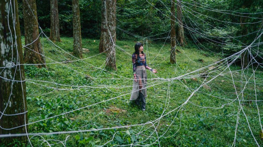 李芷婷身處音源線圍繞的場景，象徵過去處在有害關係之中。（圖／華納音樂提供）