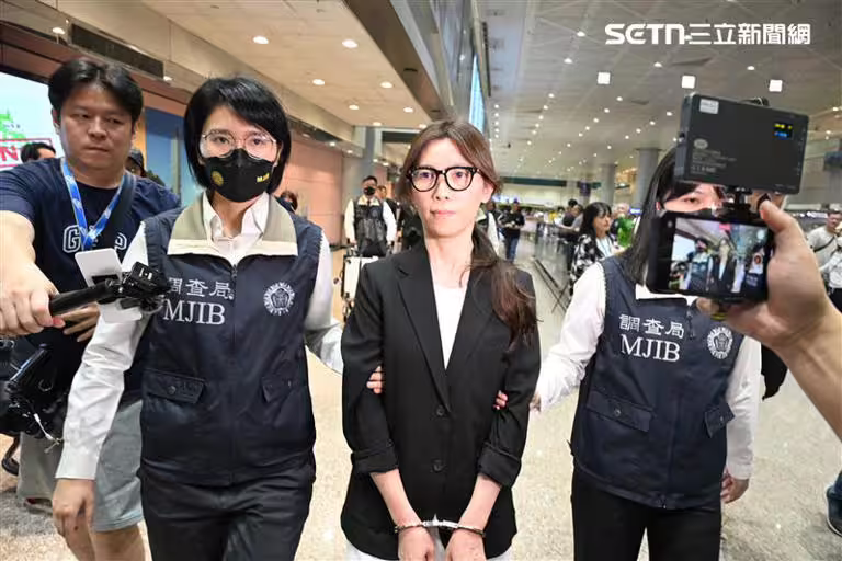 貴婦奈奈依法執行逮捕，並將她上銬、搜索後移送，帶回台北地檢署歸案。（圖／記者鄭孟晃攝影）