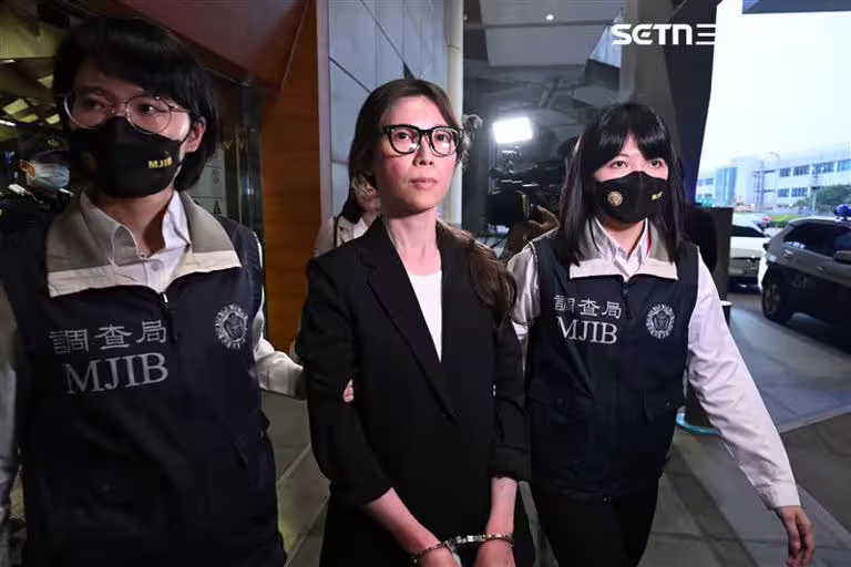 貴婦奈奈依法執行逮捕，並將她上銬、搜索後移送，帶回台北地檢署歸案。（圖／記者鄭孟晃攝影）