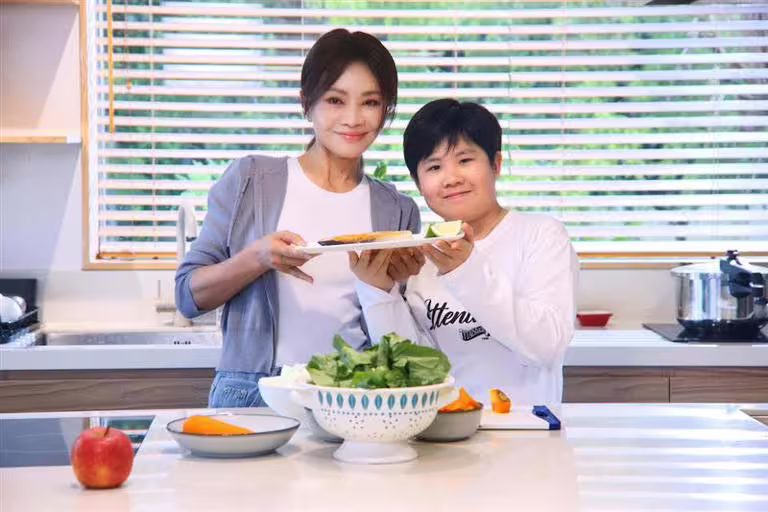 Rita首度邀請兒子12歲寶貝兒子「小天」一同演唱,母子互動十分溫馨。(圖/艾迪昇提供) Rita首度邀請兒子12歲寶貝兒子「小天」一同演唱,母子互動十分溫馨。(圖/艾迪昇提供)