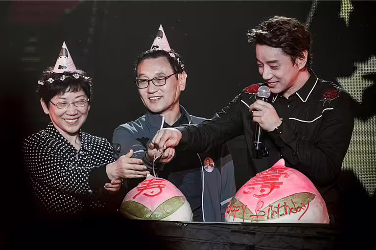 黃致列2017年來台開唱時恰好遇上生日,爸媽特別上台與他一同切蛋糕慶祝。(Sunny Lee提供) 黃致列2017年來台開唱時恰好遇上生日,爸媽特別上台與他一同切蛋糕慶祝。(Sunny Lee提供)