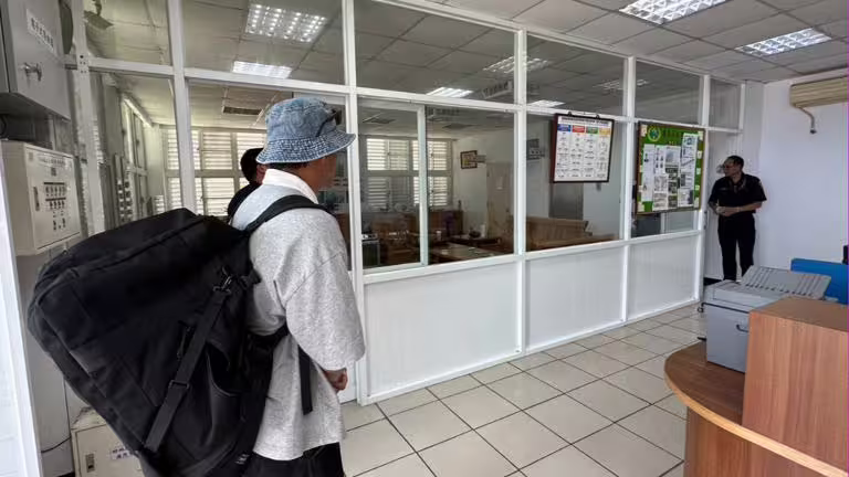 威廉等候警方調查。(圖/讀者提供) 威廉等候警方調查。(圖/讀者提供)