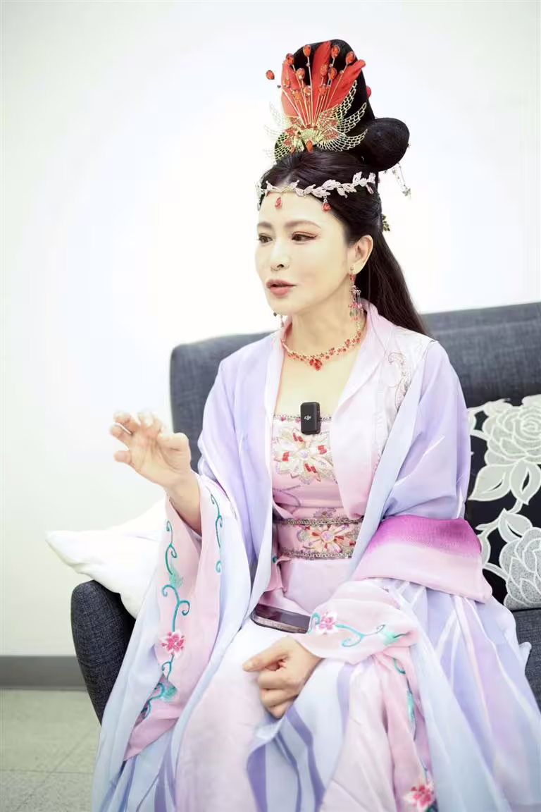德馨正忙著寫論文(圖/記者鄭孟晃攝) 德馨正忙著寫論文(圖/記者鄭孟晃攝)