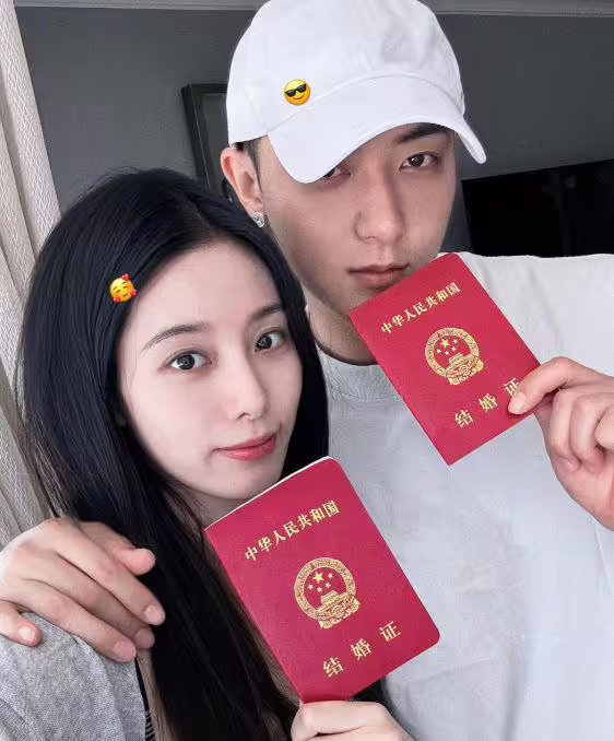黃子韜和徐藝洋去年領證結婚。(圖/翻攝自微博) 黃子韜和徐藝洋去年領證結婚。(圖/翻攝自微博)