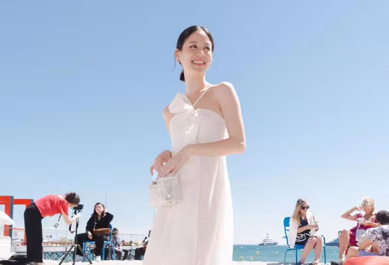 坎城原本天氣預報是暴風雨,袁子芸見朝陽作伴直呼幸運。(力天娛樂提供) 坎城原本天氣預報是暴風雨,袁子芸見朝陽作伴直呼幸運。(力天娛樂提供)