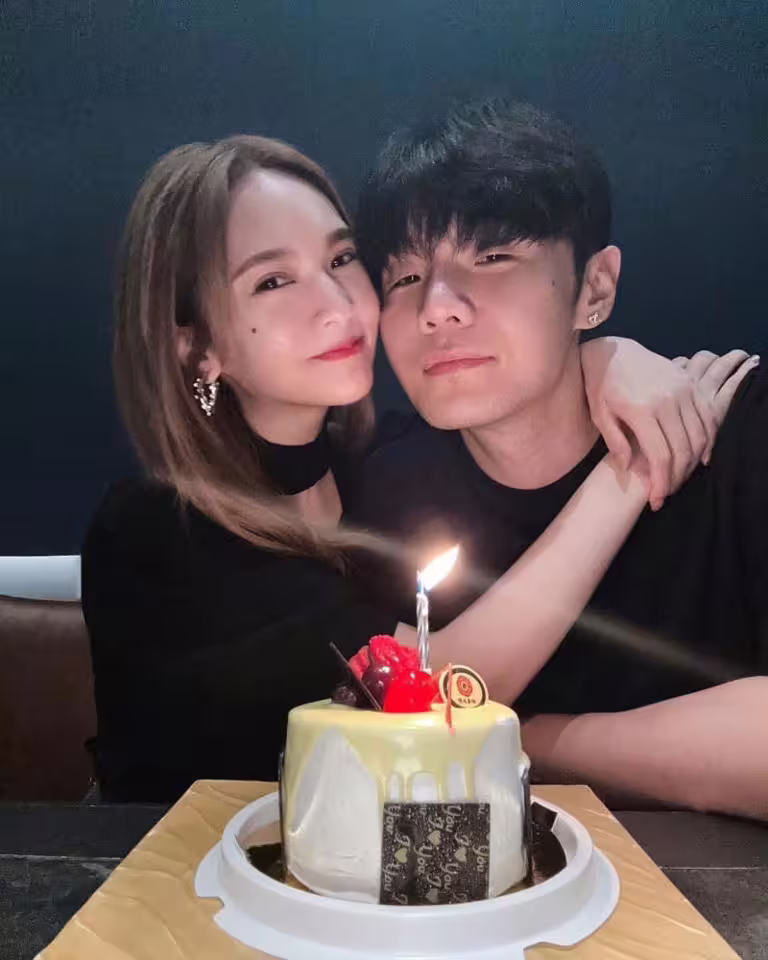 李榮浩、楊丞琳夫婦感情十分恩愛。(圖/翻攝自臉書) 李榮浩、楊丞琳夫婦感情十分恩愛。(圖/翻攝自臉書)