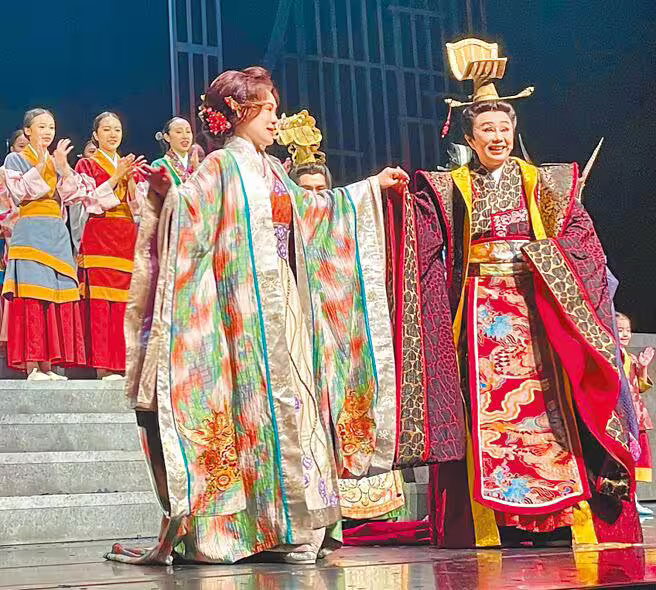在《情人哏裡出西施》飾演吳王夫差的孫翠鳳(右)帶著飾演東施的女兒陳昭婷一起謝幕。(林淑娟攝) 在《情人哏裡出西施》飾演吳王夫差的孫翠鳳(右)帶著飾演東施的女兒陳昭婷一起謝幕。(林淑娟攝)