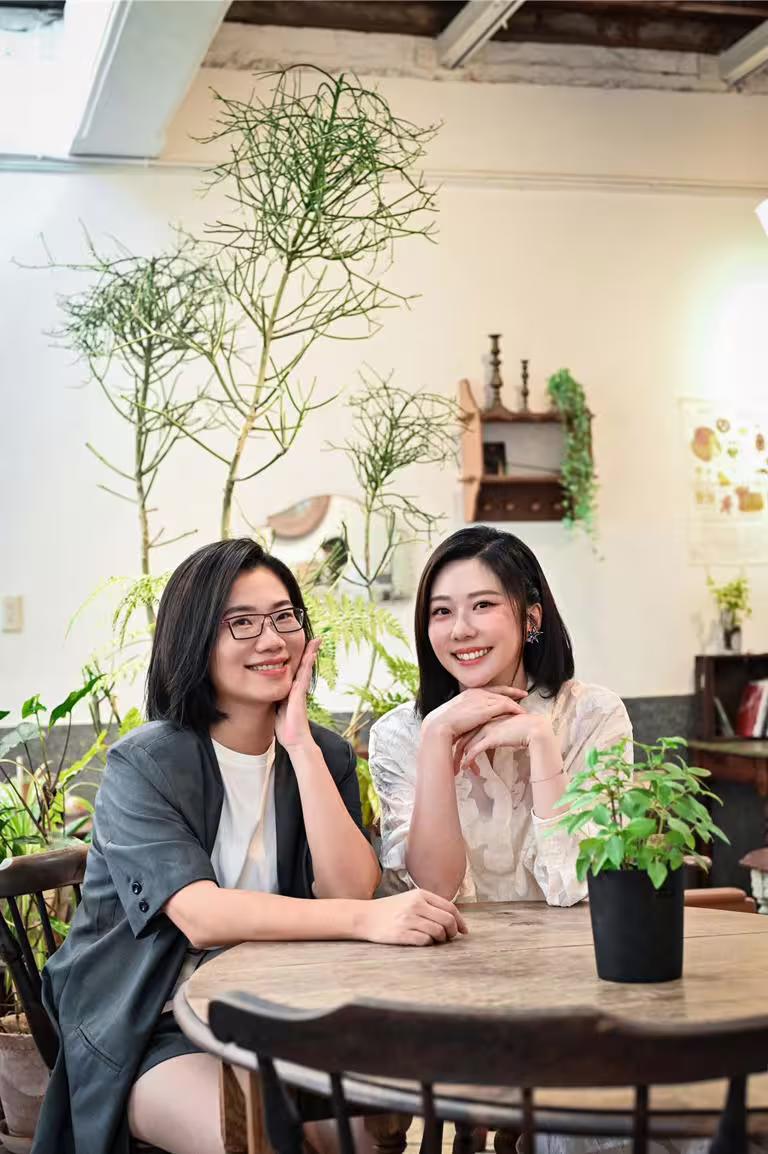 張景嵐(右)、人類圖畫館館長游沛宸Yuyu一起主持Podcast節目《好ㄚ》。(好ㄚ提供) 張景嵐(右)、人類圖畫館館長游沛宸Yuyu一起主持Podcast節目《好ㄚ》。(好ㄚ提供)