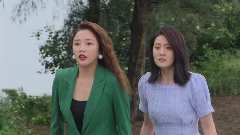 賴慧如(左)劇中現身,大喊「我是兇手!」劇情瞬間反轉。右為顏曉筠。(民視提供) 賴慧如(左)劇中現身,大喊「我是兇手!」劇情瞬間反轉。右為顏曉筠。(民視提供)