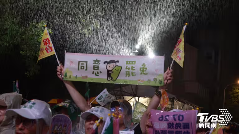會場下著大雨。（圖／華子琛攝）