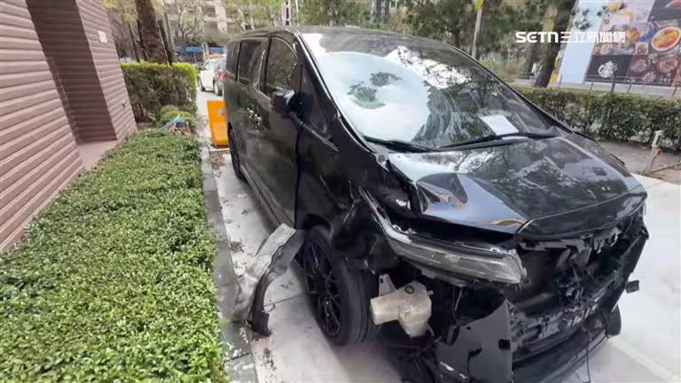 肇事車輛並非吳男所有,而是跟友人借來駕駛,該車為要價300多萬的豪華「阿法」廂型車。(圖/翻攝畫面) 肇事車輛並非吳男所有,而是跟友人借來駕駛,該車為要價300多萬的豪華「阿法」廂型車。(圖/翻攝畫面)