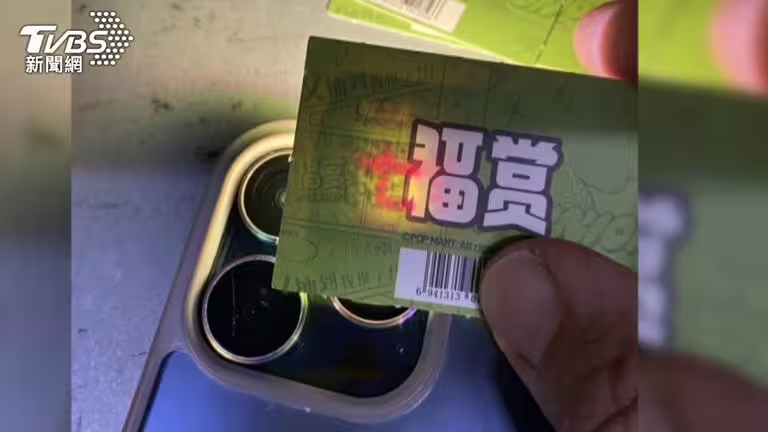 手機照射抽獎籤!彰化10店妮妮兔,全被掃光。(圖/TVBS) 手機照射抽獎籤!彰化10店妮妮兔,全被掃光。(圖/TVBS)