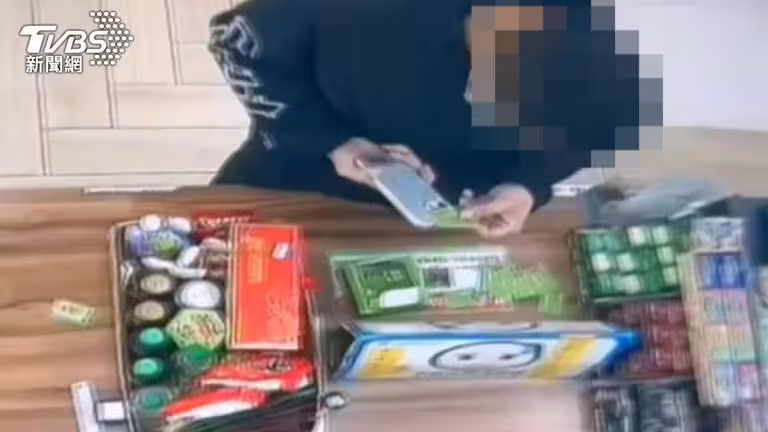 男「照射籤筒」挑大獎,妮妮兔抱枕被掃光。(圖/民眾提供) 男「照射籤筒」挑大獎,妮妮兔抱枕被掃光。(圖/民眾提供)