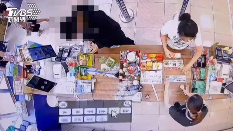 「抽獎籤有紅標記」全家妮妮兔大獎被掃光,店員沒攔阻。(圖/民眾提供) 「抽獎籤有紅標記」全家妮妮兔大獎被掃光,店員沒攔阻。(圖/民眾提供)