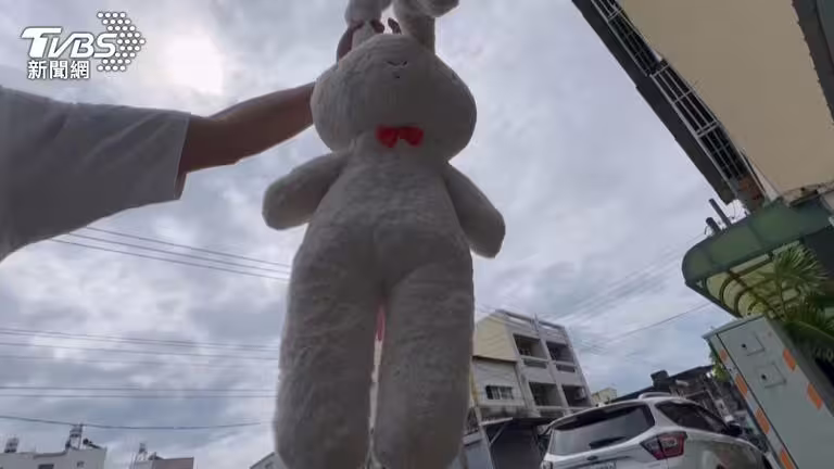 男掃光10家全家「妮妮兔抱枕」。(圖/TVBS) 男掃光10家全家「妮妮兔抱枕」。(圖/TVBS)