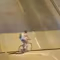 影／橋樑升起女騎士還硬闖　下秒掉進縫隙