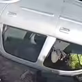 阿嬤開車轉彎煞不住　他破窗噴飛被重壓