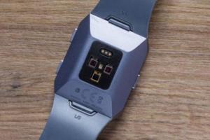 Fitbit發布首款智能手錶，支持第三方應用程式