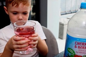 5歲男童喝飲料「老師倒掉換白開水」　母怒衝校長室：他不喝水