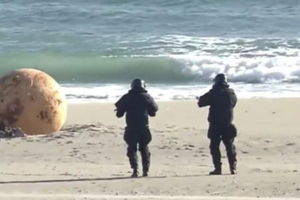 沙灘驚現「超巨大神祕巨球」警嚇到封鎖現場　檢驗結果出爐…網驚了：七龍珠？