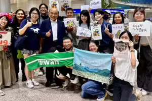 愛女回國投票 蘇貞昌遇接機超人