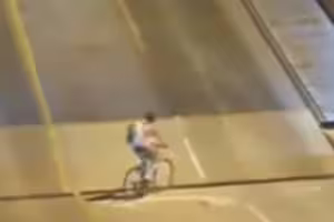 影/橋樑升起女騎士還硬闖 下秒掉進縫隙 影/橋樑升起女騎士還硬闖 下秒掉進縫隙