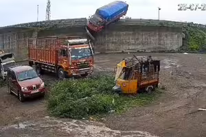 爆重大車禍！卡車撞破護欄墜落