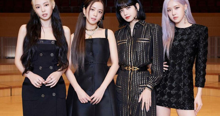 BLACKPINK Lisa媽媽從小就支持她圓夢 ! Jennie深情跟媽媽告白，「我最好的朋友，愛你！」