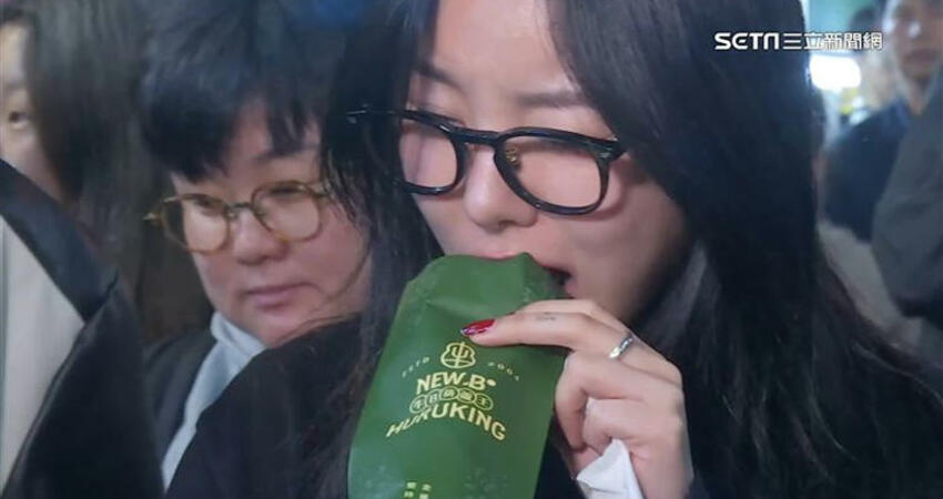 跨年前抵達！韓女團成員「輝人」逛逢甲夜市 粉絲追星