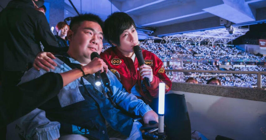 五月天好暖心！阿信衝進看台區開唱 為身障粉絲點歌逼哭全場