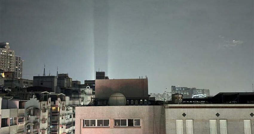 蝙蝠俠出沒高雄？6.4強震見「神祕光」照亮黑夜 網曝真相