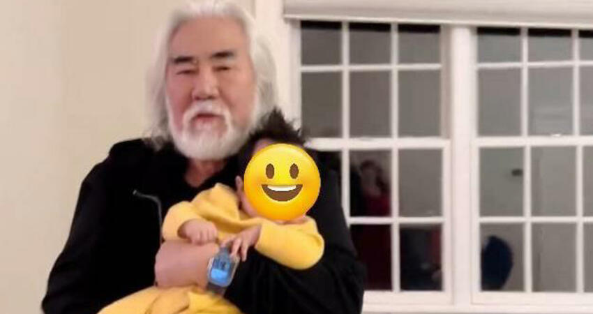 73歲名導「爺孫戀」喜得一女！抱嫩嬰不到1分鐘 「太累喘不停」畫面曝