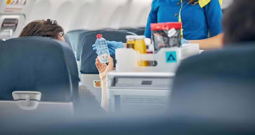 搭機「這飲料」千萬別喝！空服員認了：超級不衛生