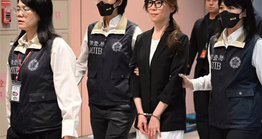 貴婦奈奈歸案上銬畫面曝！全程只說一句話 調查員驚嘆1事她尷尬笑了