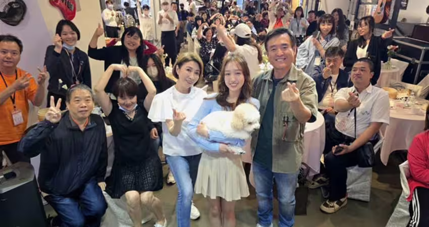 李翊君「一家三口罕見同框」力挺愛女見面會！ 檢場秀隱藏技能驚艷全場