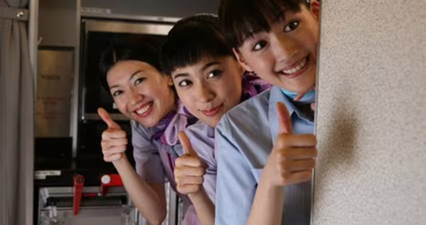 登機時「和乘客打招呼」不是因為禮貌！空服員揭背後真相