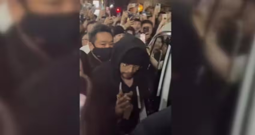 周杰倫合體山下智久遊日！被粉絲「沿路緊追、搶拍合照」化妝師摔倒骨折