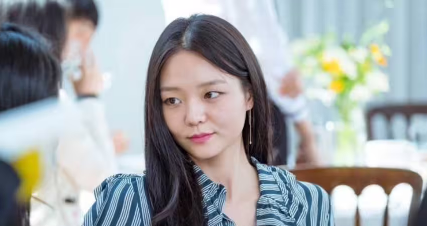 同學會被校花問收入！想自信回「月薪20萬」　老公突伸手敲杯子…她秒改口