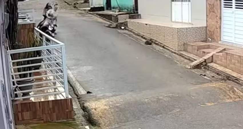 3貼過彎摔車　女伴重壓騎士「臉磨地面」